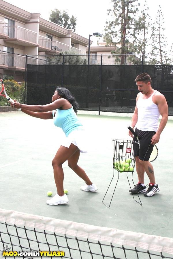 Сисястая негритяночка играет в тенис 14 фотография