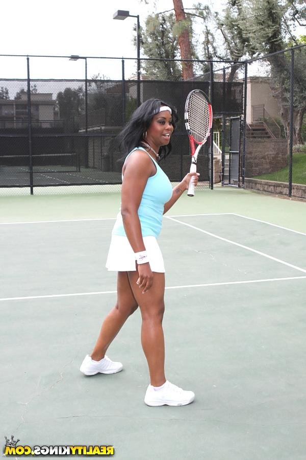 Сисястая негритяночка играет в тенис 10 фотография