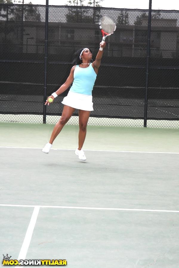 Сисястая негритяночка играет в тенис 11 фотография