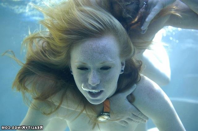 Рыжую сучку выебали под водой 25 фотография