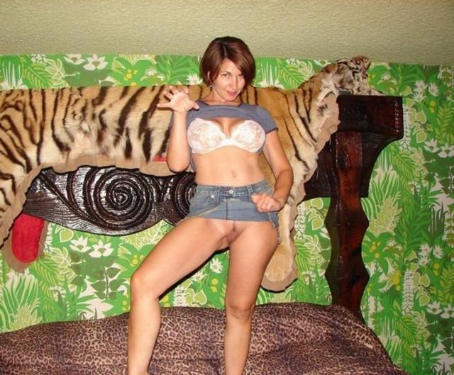 Снял жену на фоне шкуры тигра 11 фотография