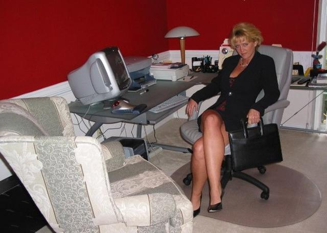 Сорокалетняя блондинка с силиконовой грудью 3 фотография