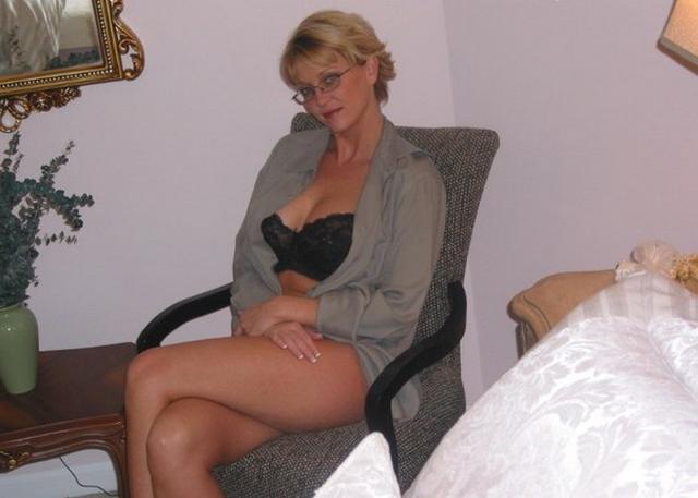 Сорокалетняя блондинка с силиконовой грудью 15 фотография