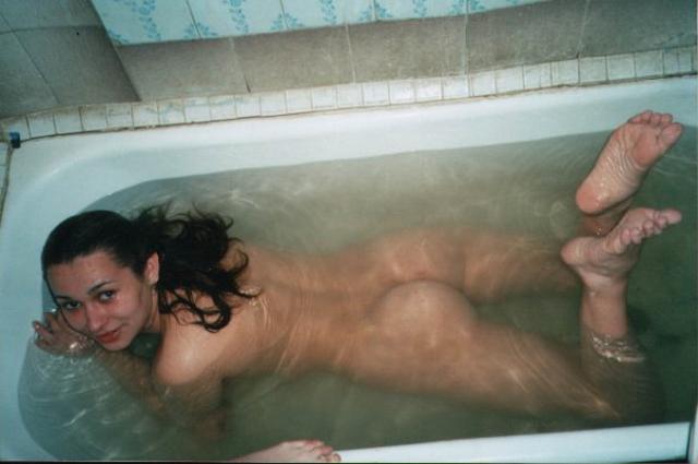 Разные телочки купаются в ванной 2 фотография