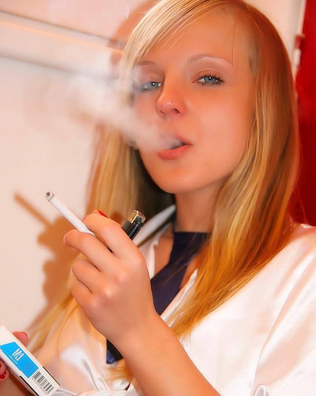 Блонда курит и сосет пенис 3 фотография