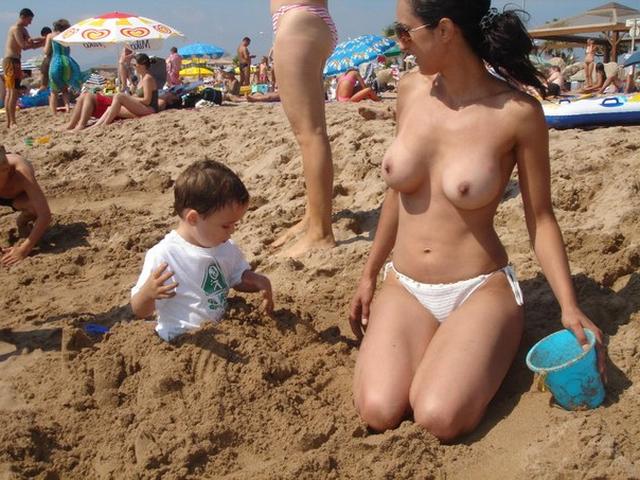 Молоденькие нудистки на пляжах страны 7 фотография
