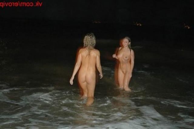 Подружки ласкаются на берегу моря 6 фотография