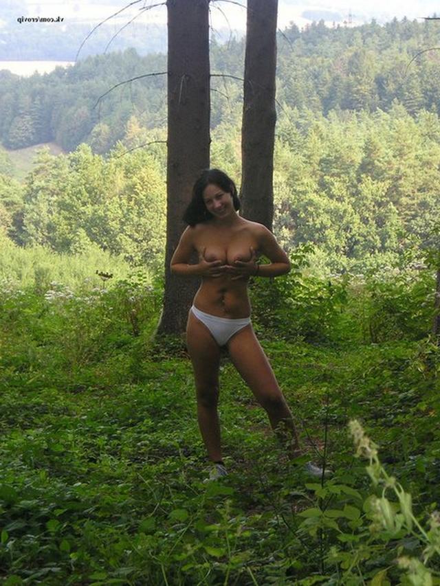Обнаженная девушка позирует в лесу 7 фотография
