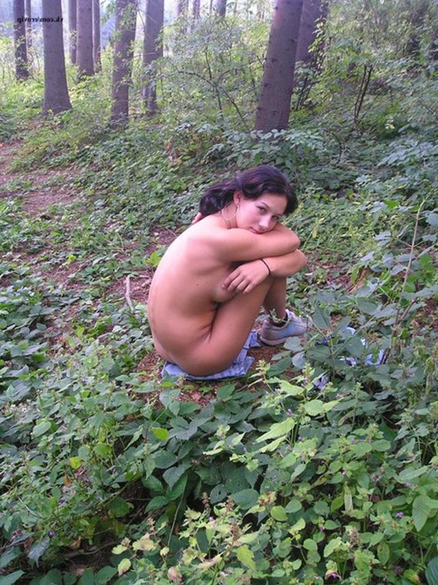 Обнаженная девушка позирует в лесу 16 фотография