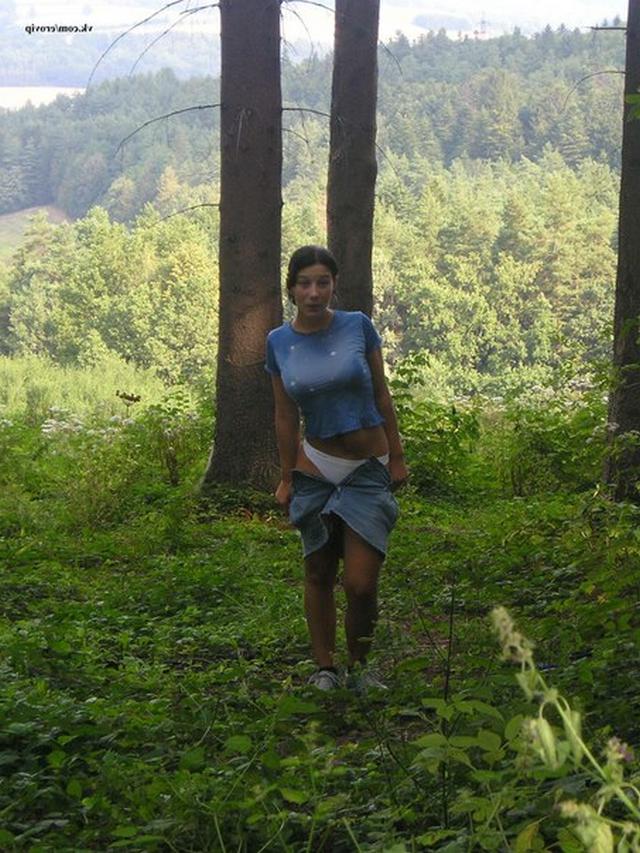 Обнаженная девушка позирует в лесу 13 фотография