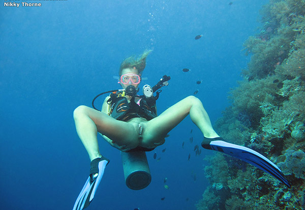 Аквалангистка красуется пилоткой под водой 7 фотография