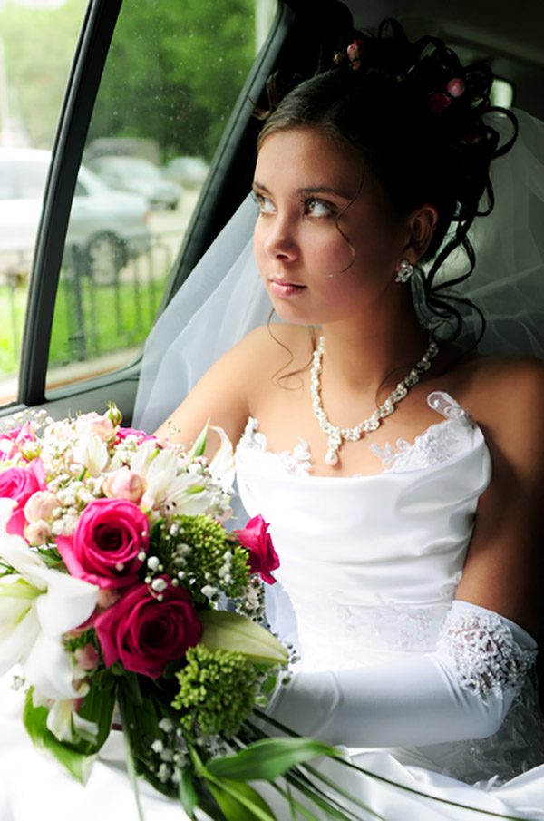 Невеста хвастается своей мокренькой киской 2 фотография