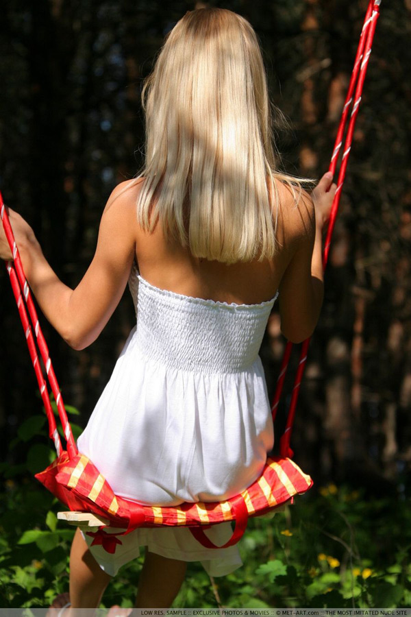 Обнажённая блонда катается на качелях 2 фотография