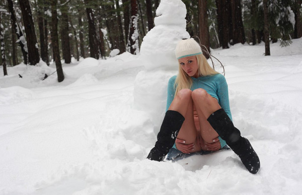 Роскошная блонда развлекается голая у снежной бабы 4 фотография