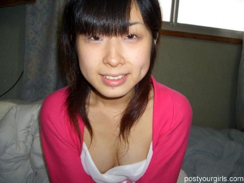 Азиатская студентка обнажила небольшой бюст 3 фотография