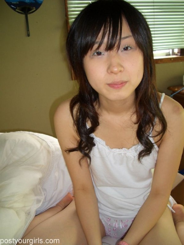 Азиатская студентка обнажила небольшой бюст 1 фотография