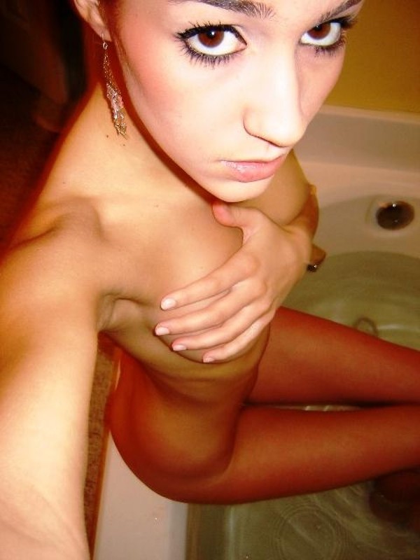 Стройная милашка блистает сиськами в ванной 6 фотография