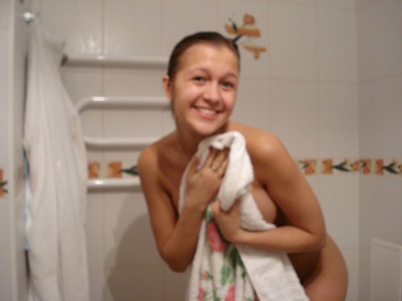 Сексуальная красотка засняла пикантные места в ванной 16 фотография