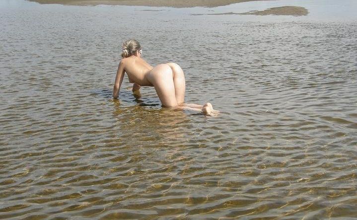 Белокурая девушка сверкает аппетитными дырочками на озере 1 фотография