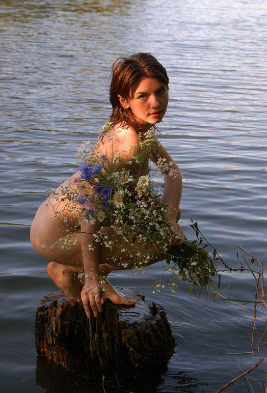 Оголенные любовницы красуются собой на озере 2 фотография