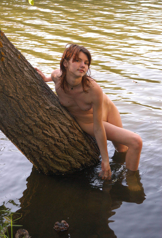 Оголенные любовницы красуются собой на озере 15 фотография