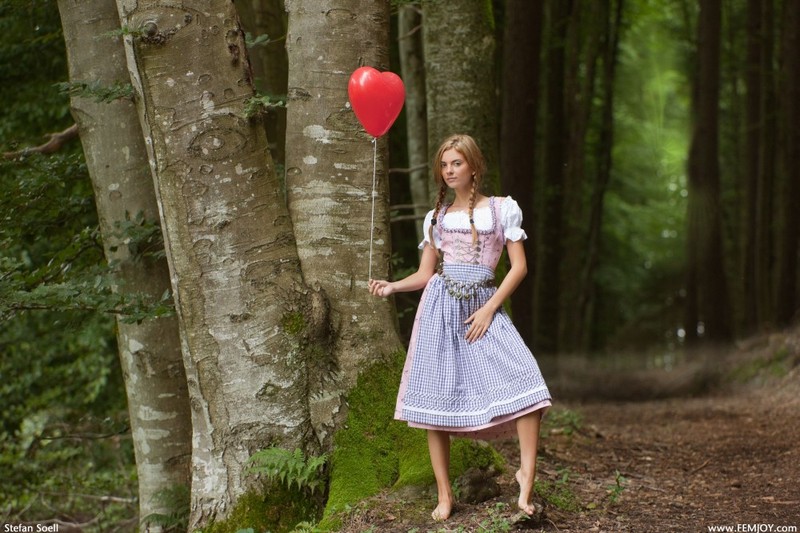 Модель с воздушным шариком разделась у дерева в лесу 1 фотография