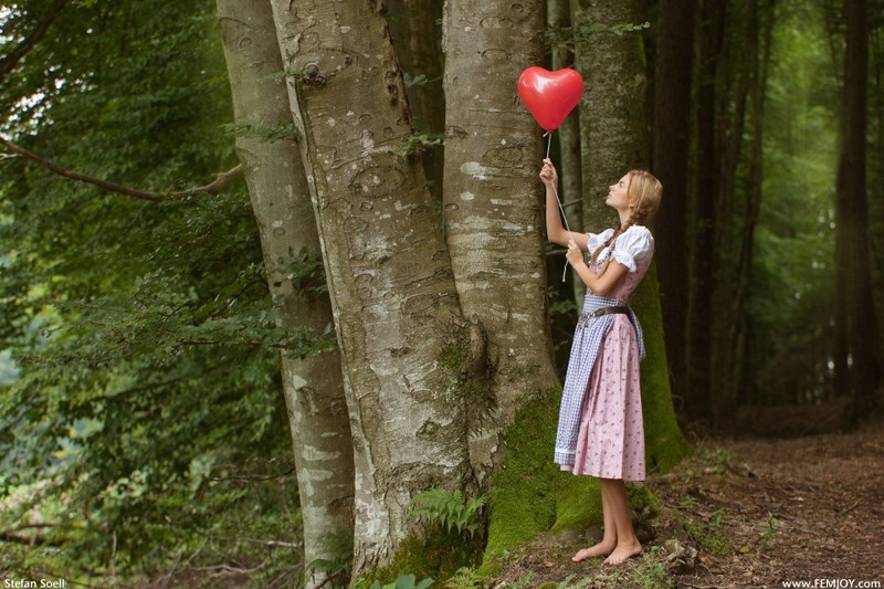 Модель с воздушным шариком разделась у дерева в лесу 3 фотография
