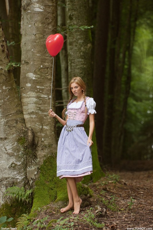 Модель с воздушным шариком разделась у дерева в лесу 2 фотография