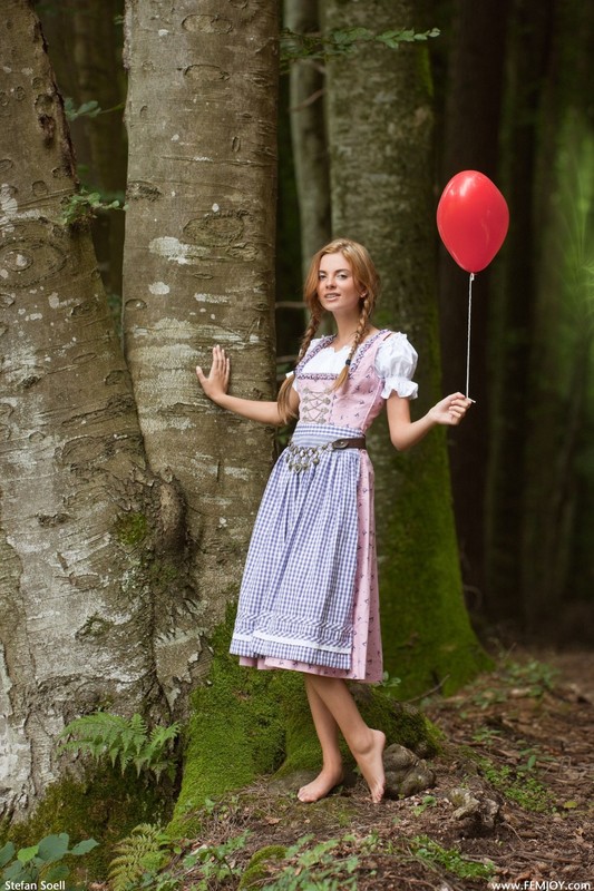 Модель с воздушным шариком разделась у дерева в лесу 5 фотография