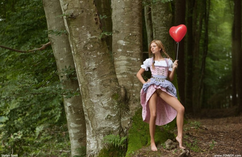 Модель с воздушным шариком разделась у дерева в лесу 8 фотография