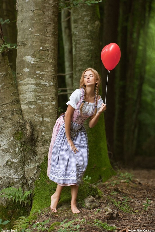 Модель с воздушным шариком разделась у дерева в лесу 6 фотография