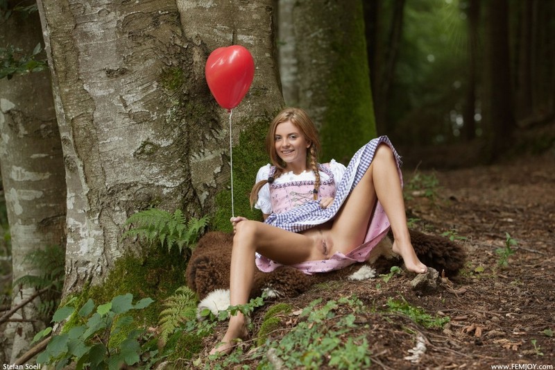 Модель с воздушным шариком разделась у дерева в лесу 13 фотография