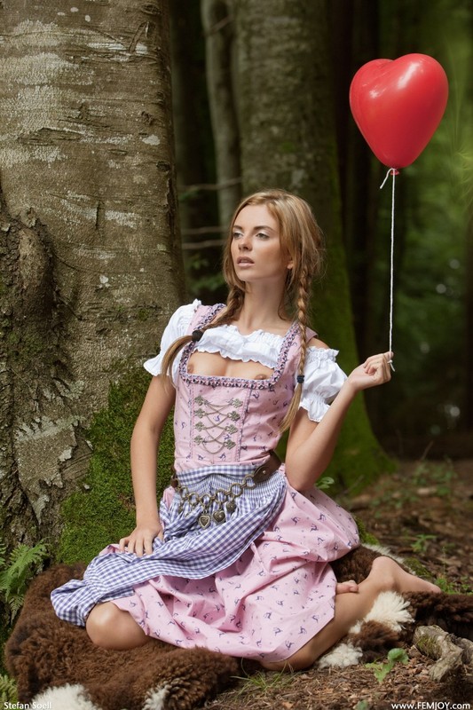 Модель с воздушным шариком разделась у дерева в лесу 18 фотография
