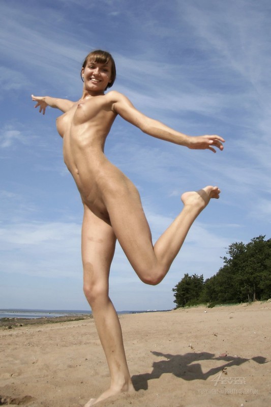 Спортсменка позирует голышом на безлюдном острове 7 фотография