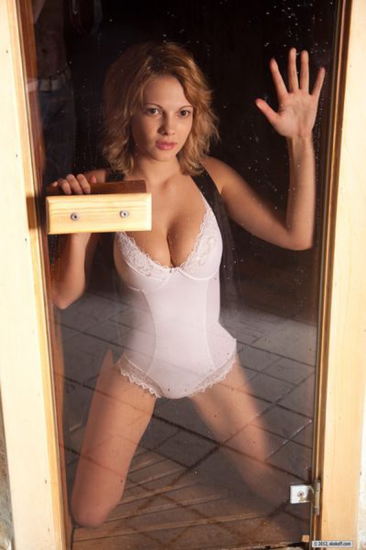 Изящная Лидия позирует обнаженной за стеклом 10 фотография
