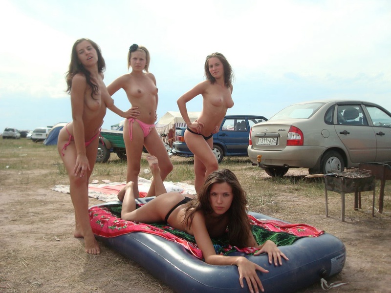 Шикарные подружки сверкают бюстами на пляже 5 фотография