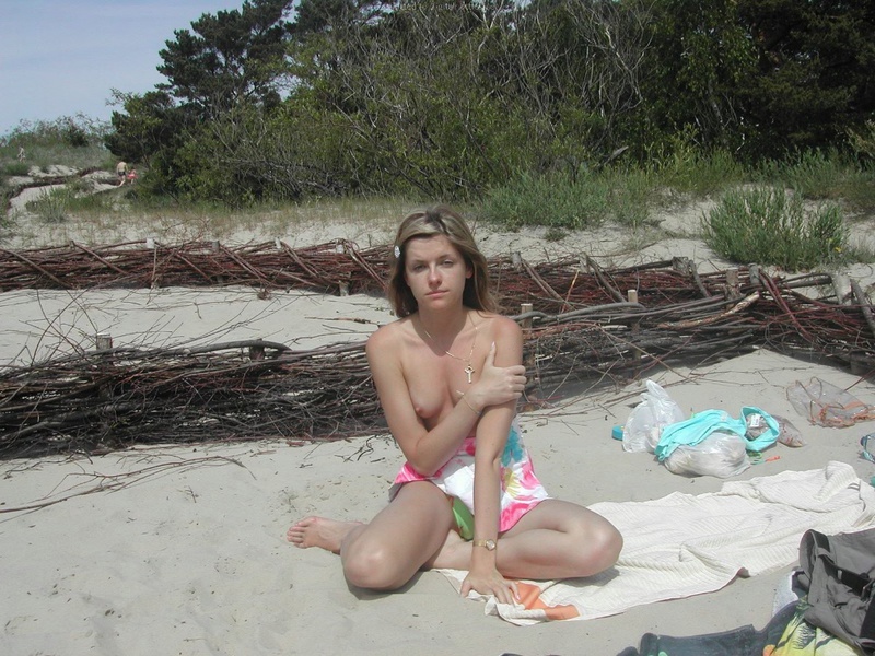 Привлекательная фифа загорает на пляже топлес 15 фотография