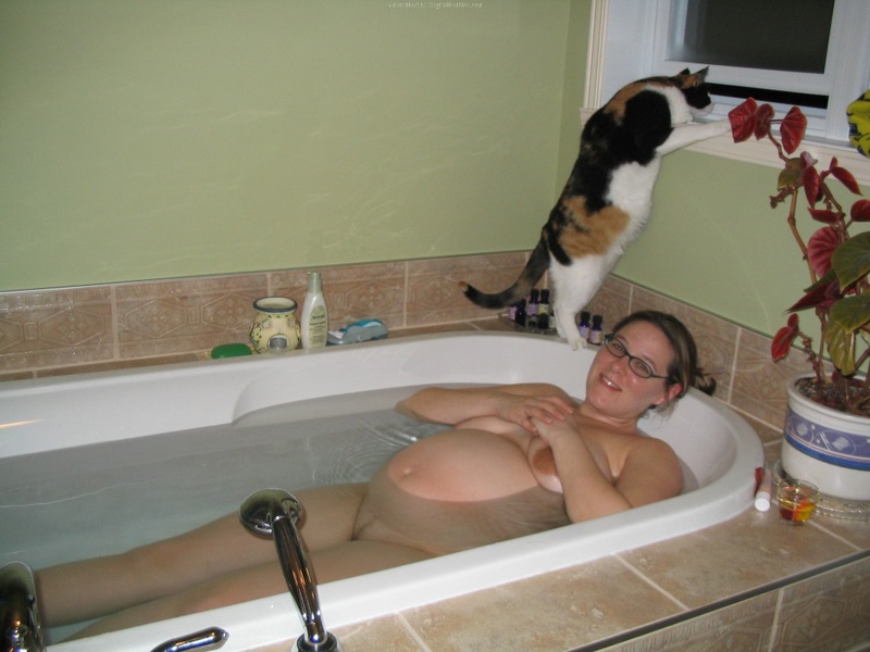 Беременная мамаша нежиться в теплой ванной 7 фотография