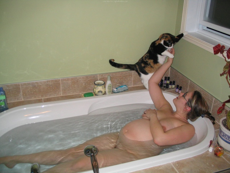 Беременная мамаша нежиться в теплой ванной 5 фотография