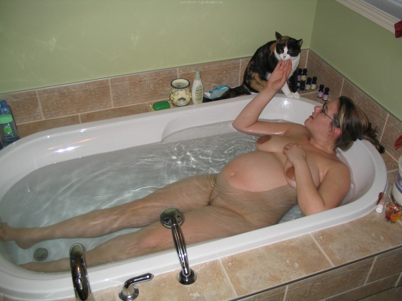 Беременная мамаша нежиться в теплой ванной 6 фотография