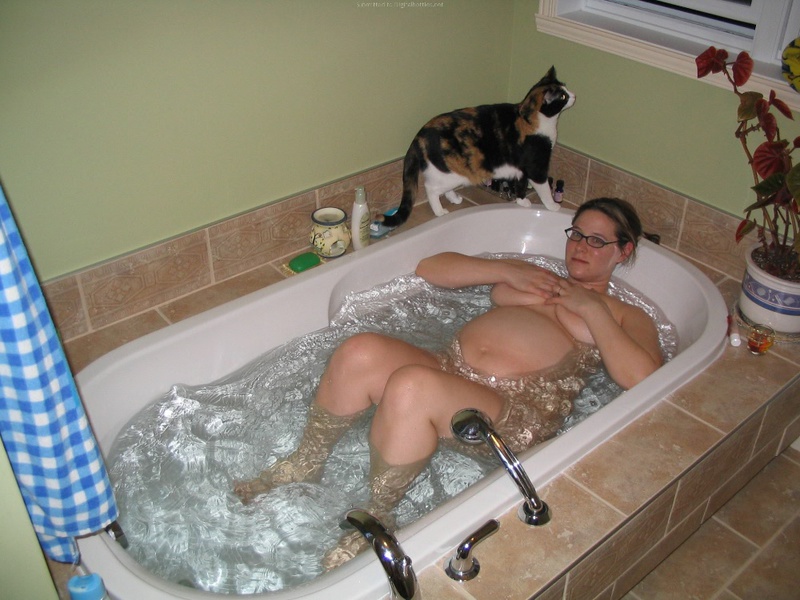 Беременная мамаша нежиться в теплой ванной 3 фотография