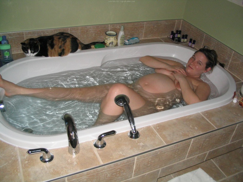 Беременная мамаша нежиться в теплой ванной 1 фотография