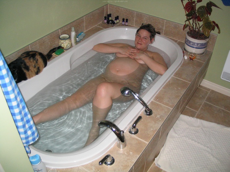 Беременная мамаша нежиться в теплой ванной 2 фотография