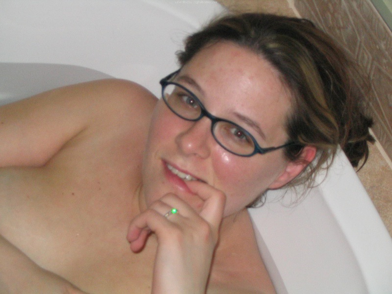 Беременная мамаша нежиться в теплой ванной 15 фотография