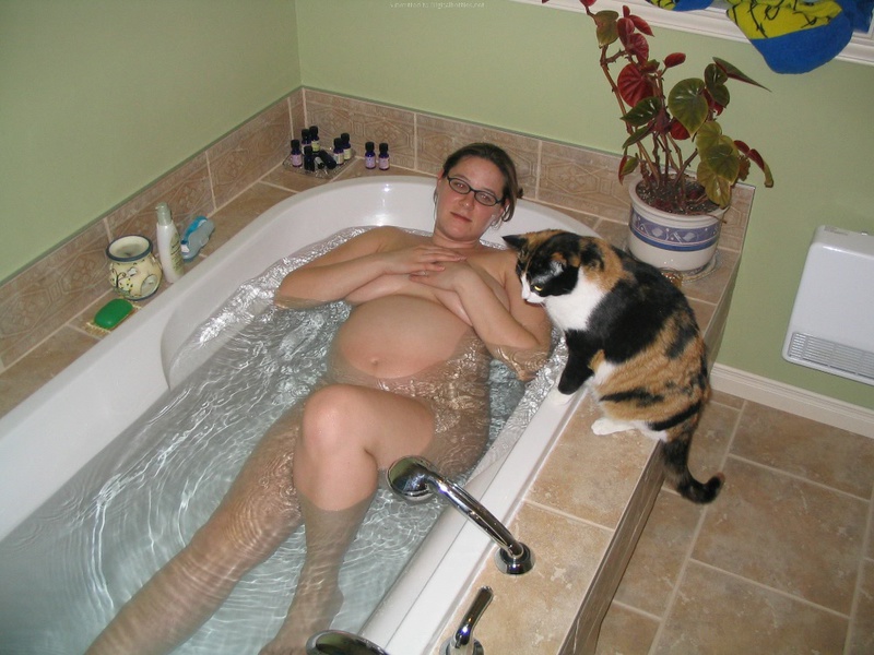 Беременная мамаша нежиться в теплой ванной 8 фотография