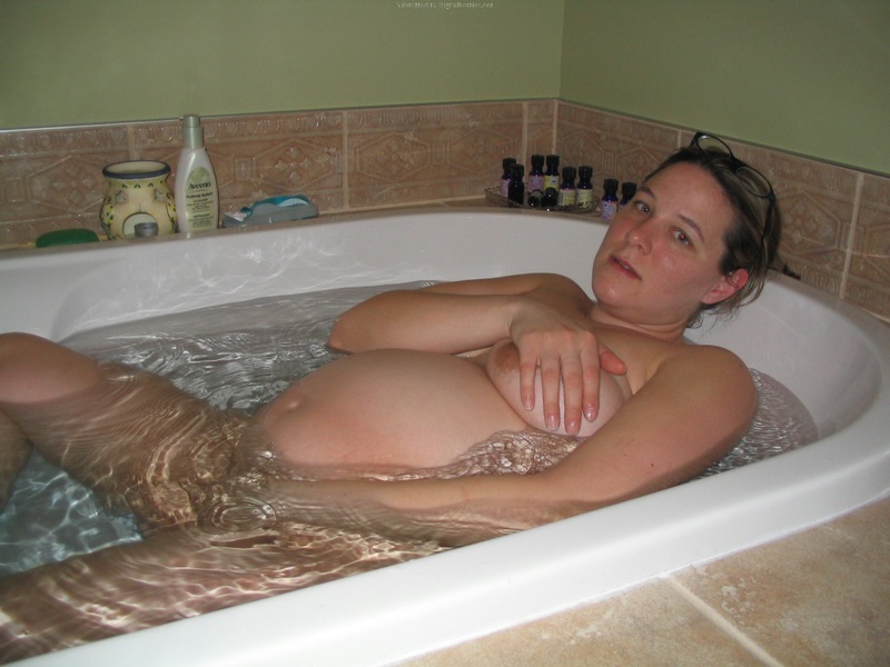 Беременная мамаша нежиться в теплой ванной 10 фотография