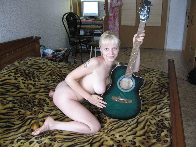 Блонда с огромным бюстом трогает гитару 5 фотография