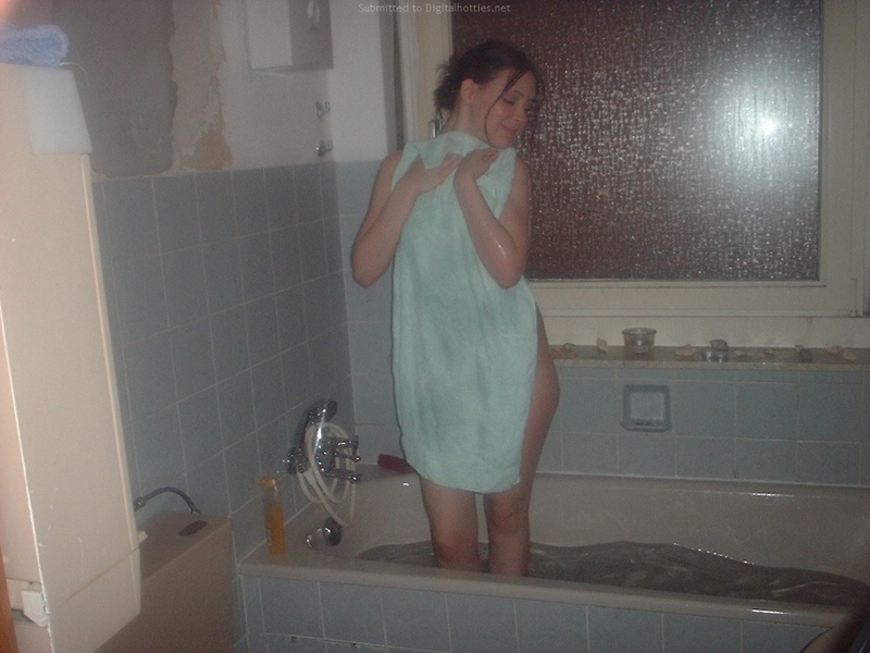 Умопомрачительная скромняшка принимает ванну 7 фотография