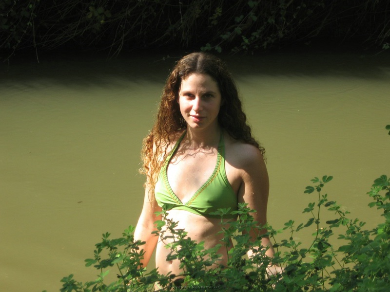 Симпатичная молодуха в дикой природе светит обнаженным телом возле реки 5 фотография
