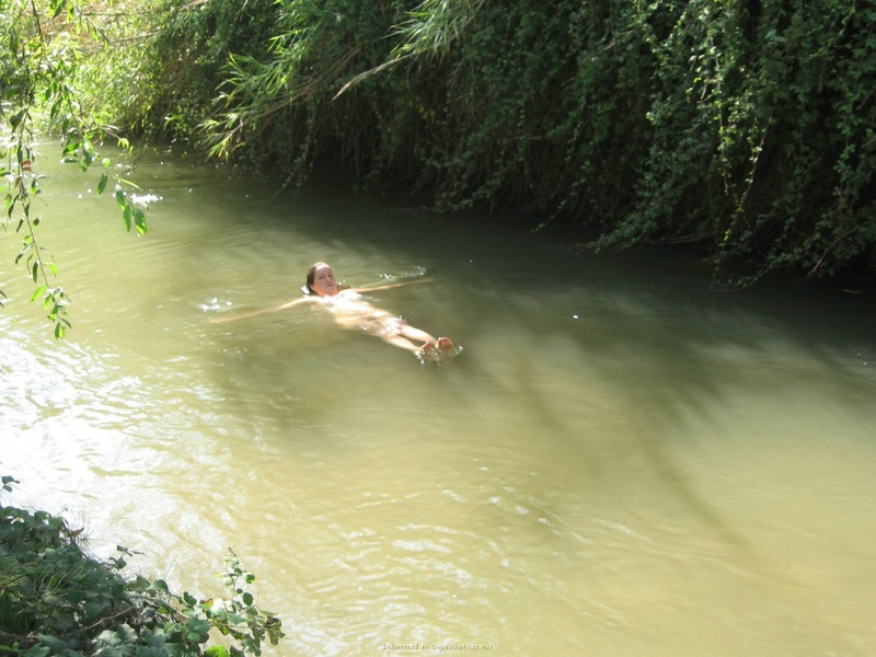 Симпатичная молодуха в дикой природе светит обнаженным телом возле реки 14 фотография